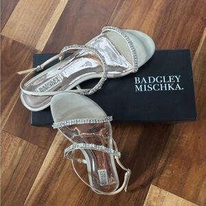 Badgley Mischka Women's champagne Strappy Sandals